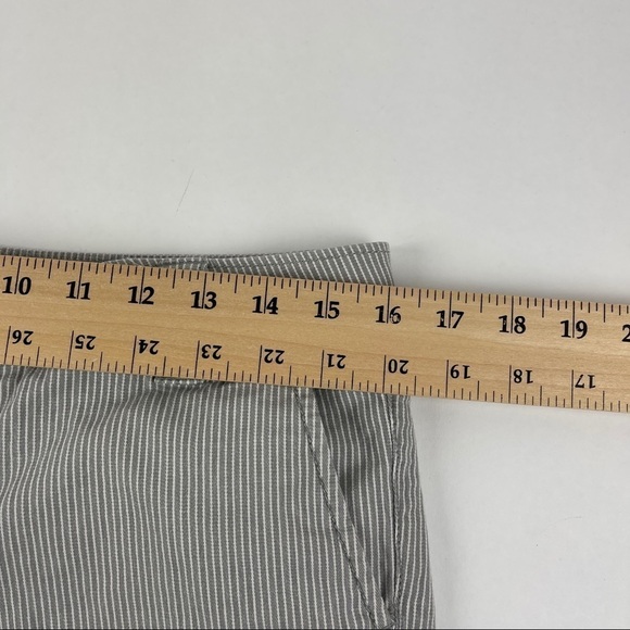 Fossil Shorts Womens Size 8 Gray Pinstriped Flat Front Cut Off - Picture 5 of 8